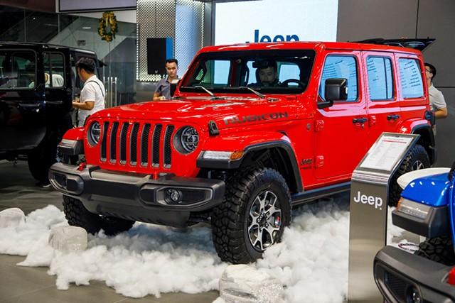 Jeep Wrangler sở hữu ngoại hình bụi bặm, nam tính với nhiều đường nét truyền thống và cứng cáp.