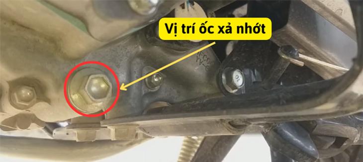 vị trí ốc xả nhớt xe sirius nằm ở đâu