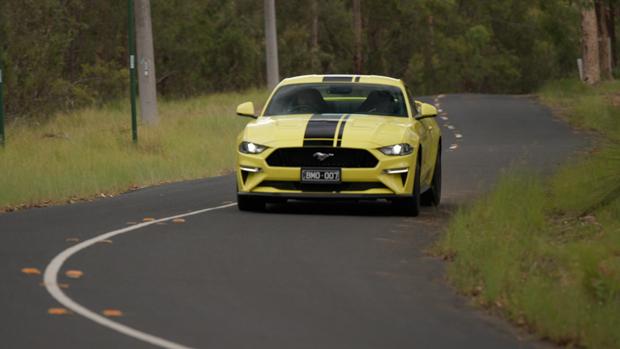 2022 Ford Mustang GT Fastback V8 coupe yellow - dynamic front 3/4 shot #1