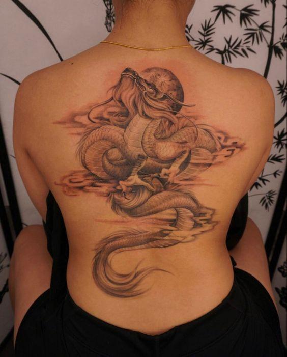 tattoo hình xăm rồng đơn sắc của chị khách ở lưng