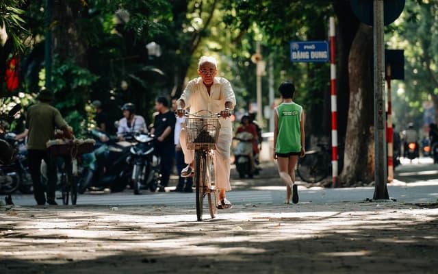 Hà Nội những ngày vào thu thời tiết vô cùng dễ chịu với nắng nhẹ, gió heo may len lỏi trên những con phố