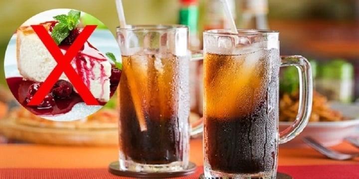 Coca Cola kỵ với gì? Sự kết hợp với bánh ngọt có thể làm đường huyết tăng đến ngưỡng nguy hiểm.